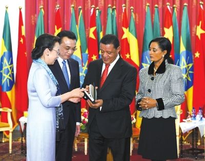 李克強總理與夫人程虹當?shù)貢r間6日上午同埃塞總統(tǒng)穆拉圖夫婦在國家宮會見。會見后，程虹將自己的著作和譯著贈送給姆拉圖總統(tǒng)夫婦。