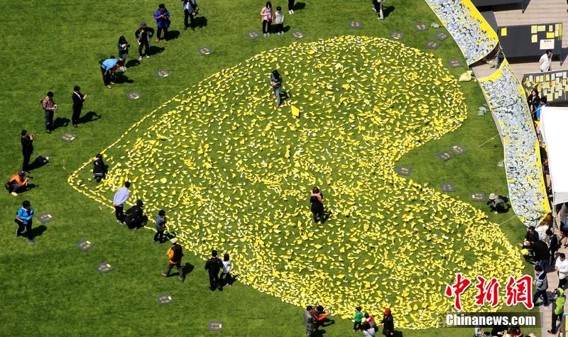 韓國(guó)民眾折紙船擺愛(ài)心 悼念客輪沉沒(méi)遇難者