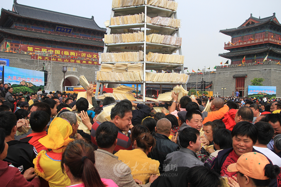 沂蒙山近萬斤供品煎餅被哄搶 原計(jì)劃送給福利院 沂蒙山近萬斤供品煎餅被哄搶 原計(jì)劃送給福利院