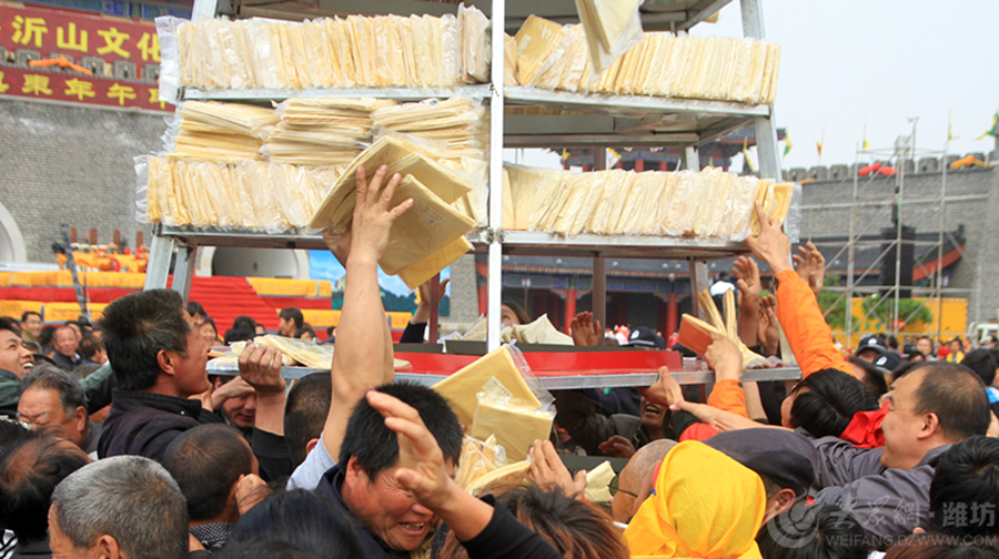 沂蒙山近萬斤供品煎餅被哄搶 原計(jì)劃送給福利院 沂蒙山近萬斤供品煎餅被哄搶 原計(jì)劃送給福利院