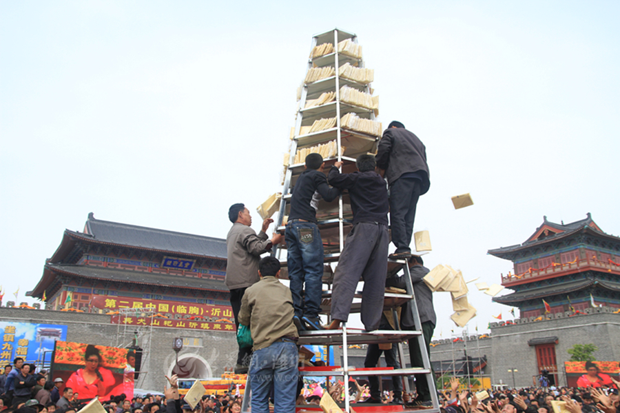 沂蒙山近萬斤供品煎餅被哄搶 原計(jì)劃送給福利院 沂蒙山近萬斤供品煎餅被哄搶 原計(jì)劃送給福利院