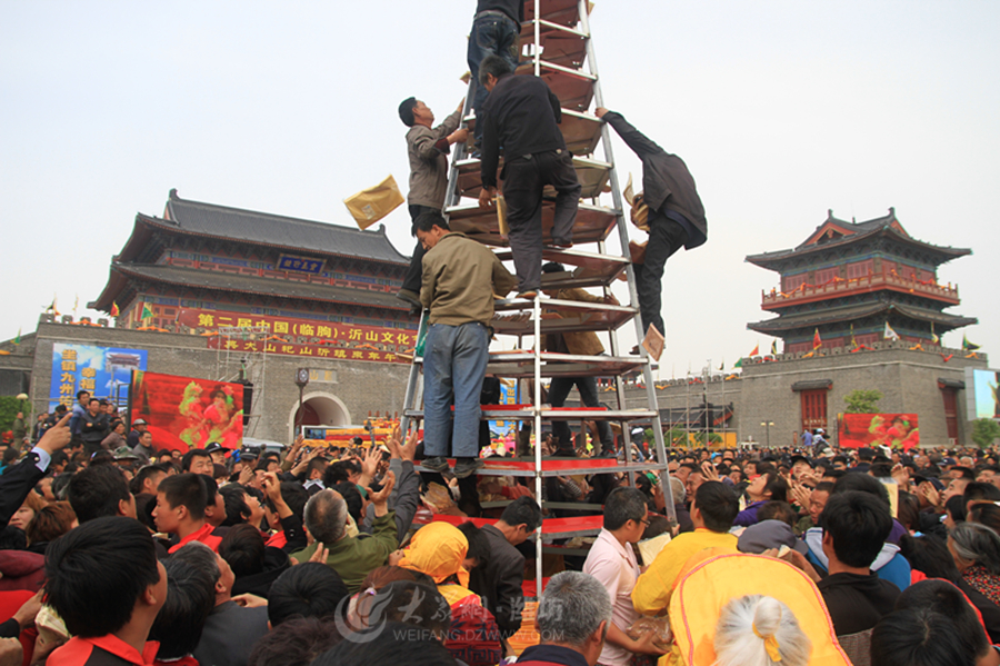沂蒙山近萬斤供品煎餅被哄搶 原計(jì)劃送給福利院 沂蒙山近萬斤供品煎餅被哄搶 原計(jì)劃送給福利院