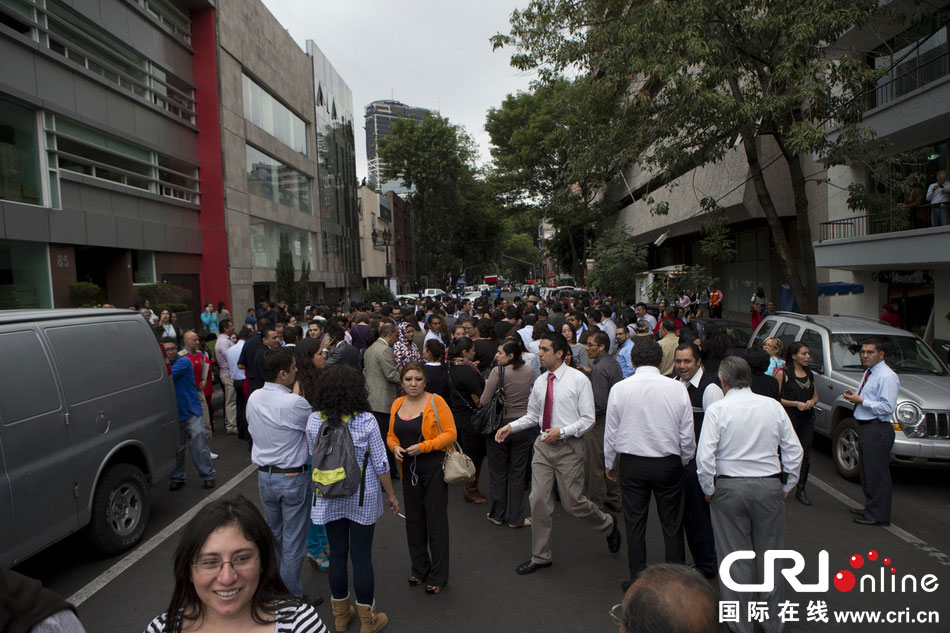 當?shù)貢r間2014年5月8日，墨西哥墨西哥城，市民聚集在街道上。　圖片來源：Rebecca Black