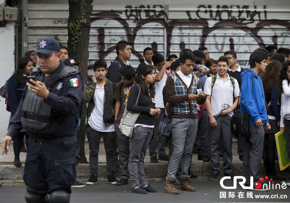 當?shù)貢r間2014年5月8日，墨西哥墨西哥城，市民等在路邊等待道路重新開啟。