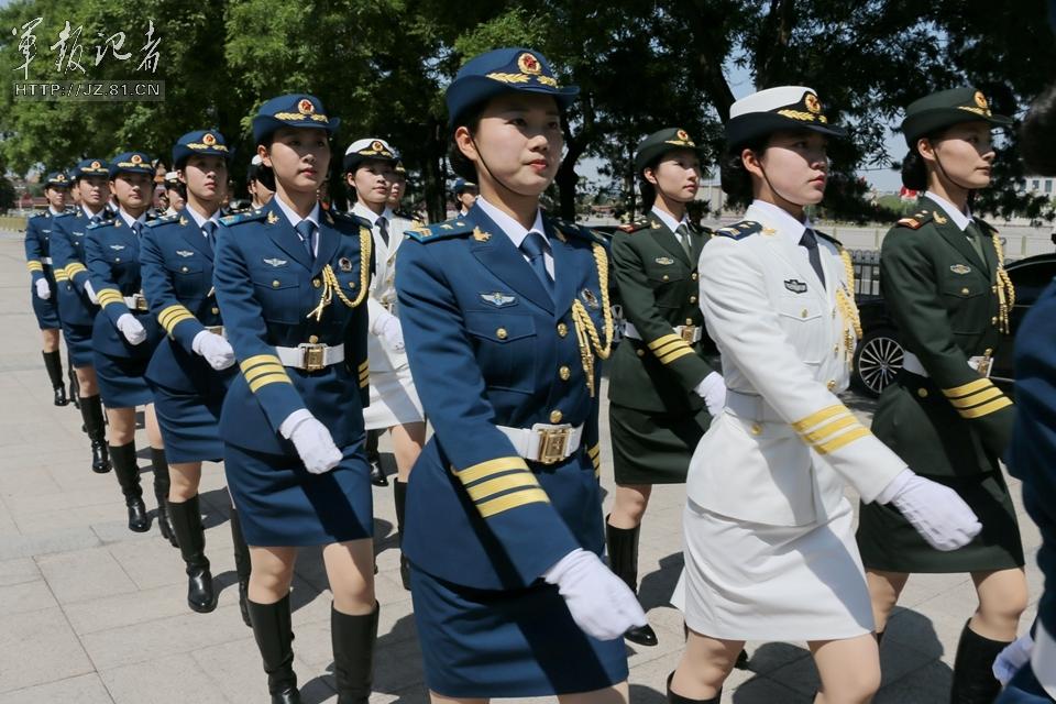 解放軍首批女儀仗兵亮相，90%以上擁有大專以上學(xué)歷，平均身高1.72米。圖為女兵儀仗隊(duì)。