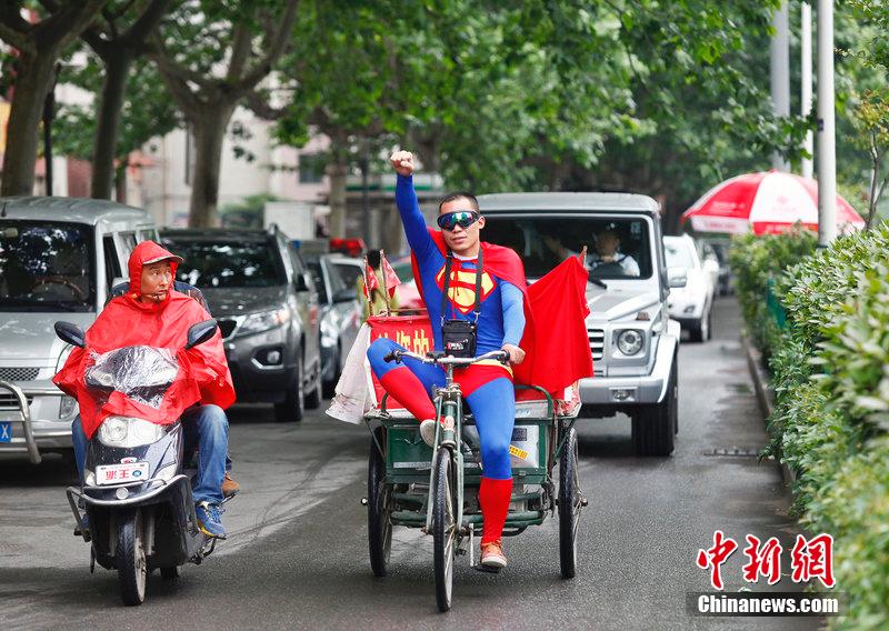 西安小伙扮“超人”送水 稱工作更有激情 西安小伙扮“超人”送水 稱工作更有激情