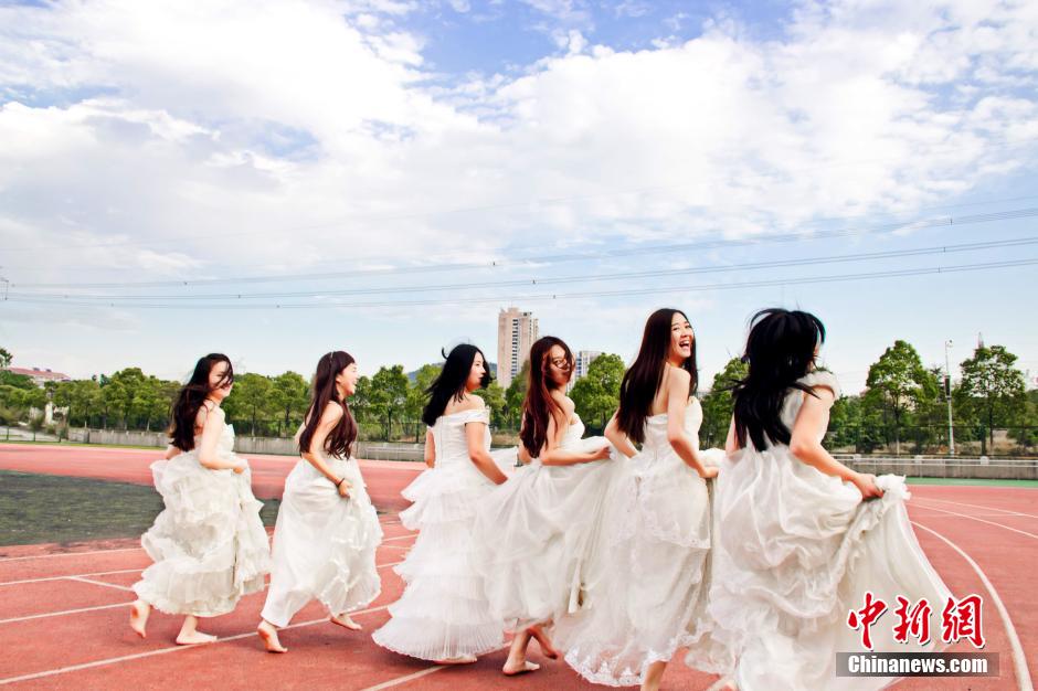 武漢女大學生婚紗畢業(yè)照 靚麗搶鏡 武漢女大學生婚紗畢業(yè)照 靚麗搶鏡