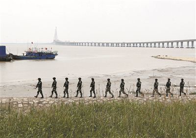 上海加強安保工作，警方在長江沿岸巡邏