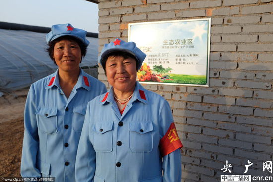 河南一農(nóng)場(chǎng)近百名員工著紅軍裝上班 河南一農(nóng)場(chǎng)近百名員工著紅軍裝上班