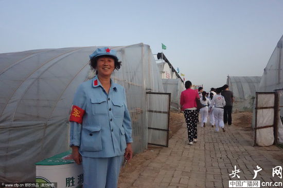 河南一農(nóng)場(chǎng)近百名員工著紅軍裝上班 河南一農(nóng)場(chǎng)近百名員工著紅軍裝上班