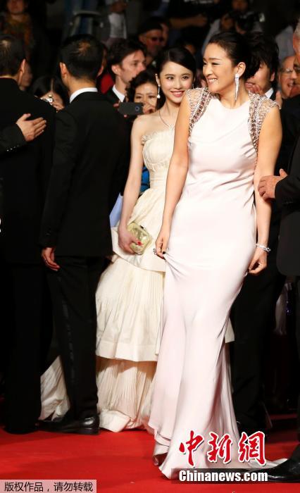《歸來(lái)》戛納首映 兩代謀女郎紅毯PK 《歸來(lái)》戛納首映 兩代謀女郎紅毯PK