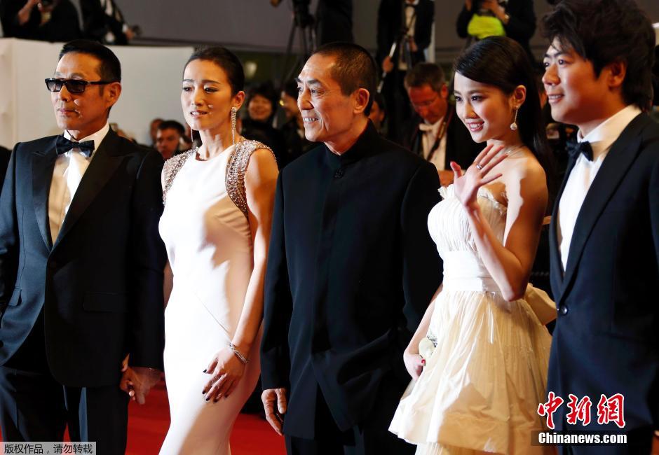 《歸來(lái)》戛納首映 兩代謀女郎紅毯PK 《歸來(lái)》戛納首映 兩代謀女郎紅毯PK