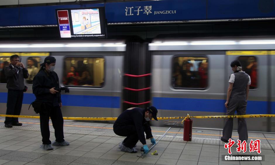 圖為新北市警察在現(xiàn)場勘查。中新社發(fā) 劉舒凌 攝