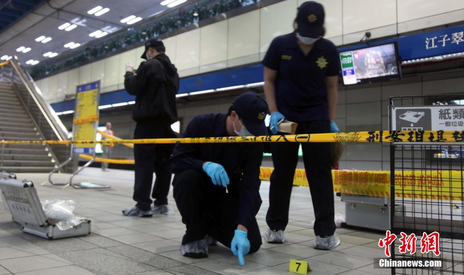 圖為新北市警察在現(xiàn)場勘查。中新社發(fā) 劉舒凌 攝