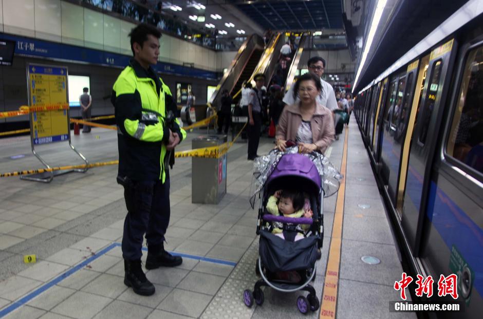 圖為新北市警察在現(xiàn)場勘查。中新社發(fā) 劉舒凌 攝