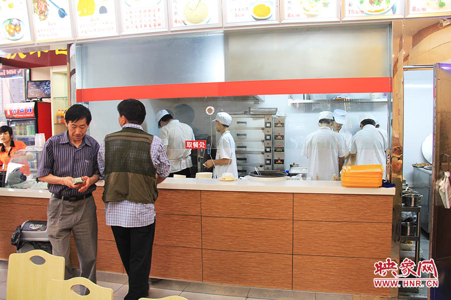 店面仍處于“試營業(yè)”狀態(tài),后廚的設(shè)備嶄新,看起來還算整潔。