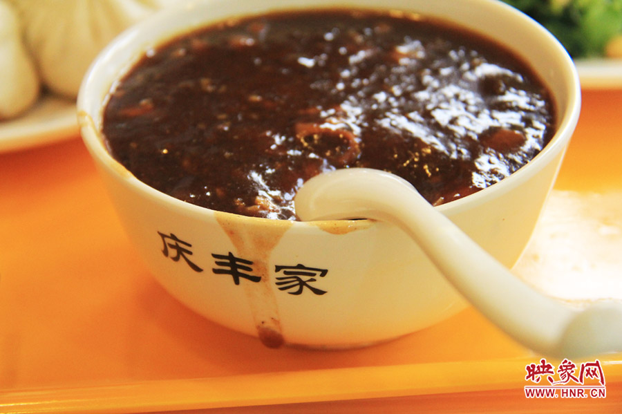 一碗炒肝,看上去也有滋有味。