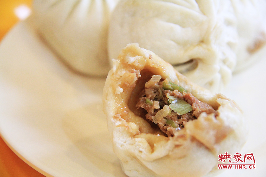 記者特意叫上一位去過北京正宗慶豐包子鋪的朋友前往試吃鑒定,兩者的味道差不多。