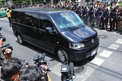 英拉向泰國(guó)軍方報(bào)到后被扣留。