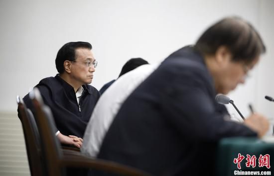 李克強(qiáng)在赤峰主持召開(kāi)部分企業(yè)與金融機(jī)構(gòu)負(fù)責(zé)人座談會(huì)。