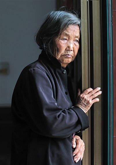 為了能“睡棺木”土葬，潘秀英四次喝農(nóng)藥自殺，后被搶救過來。