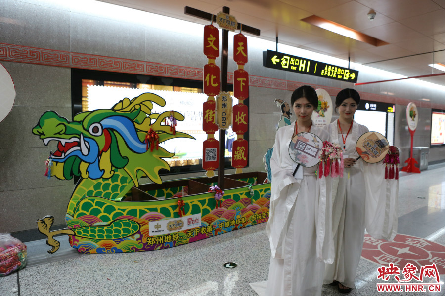 乘著龍舟“穿越”到鄭州的兩位古裝美女。