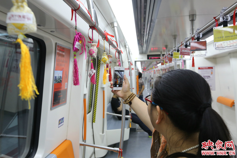 濃濃端午節(jié)氛圍的龍舟模型。