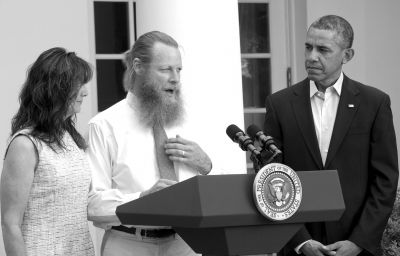 美國總統(tǒng)奧巴馬和伯格達爾的父母共同出席新聞發(fā)布會。圖/CFP