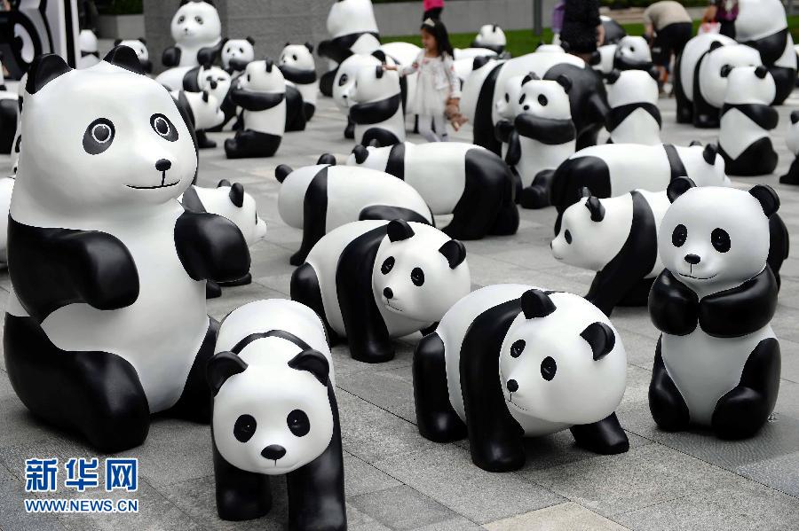 這是6月2日在上海靜安嘉里中心廣場拍攝的萌態(tài)百出的“熊貓”大軍。