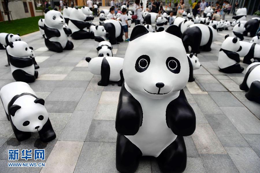 這是6月2日在上海靜安嘉里中心廣場拍攝的萌態(tài)百出的“熊貓”大軍。