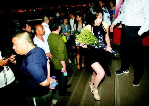 血案發(fā)生幾天來，很多招遠市民自發(fā)送來鮮花，悼念逝者。本報記者趙金陽見習記者呂奇攝