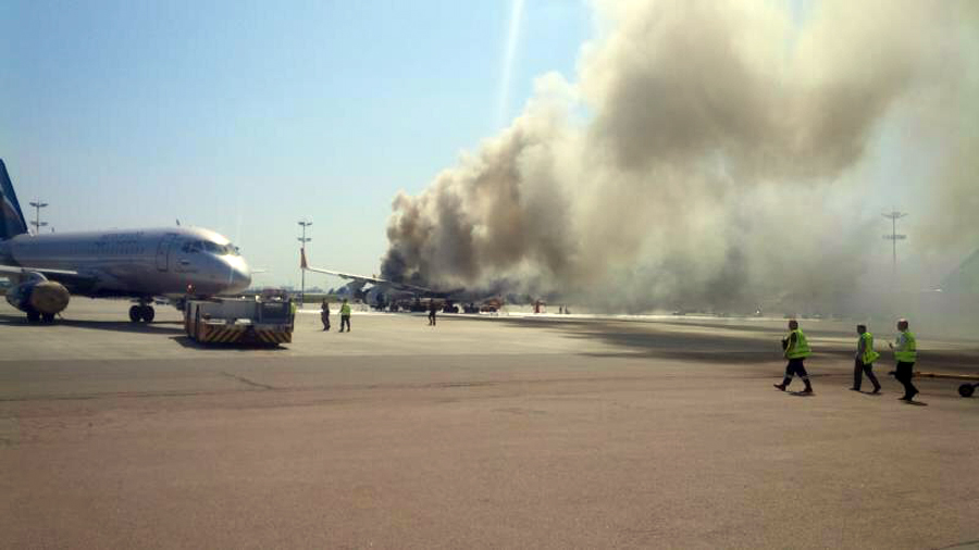 俄羅斯一架客機(jī)在機(jī)場著火損毀 俄羅斯一架客機(jī)在機(jī)場著火損毀