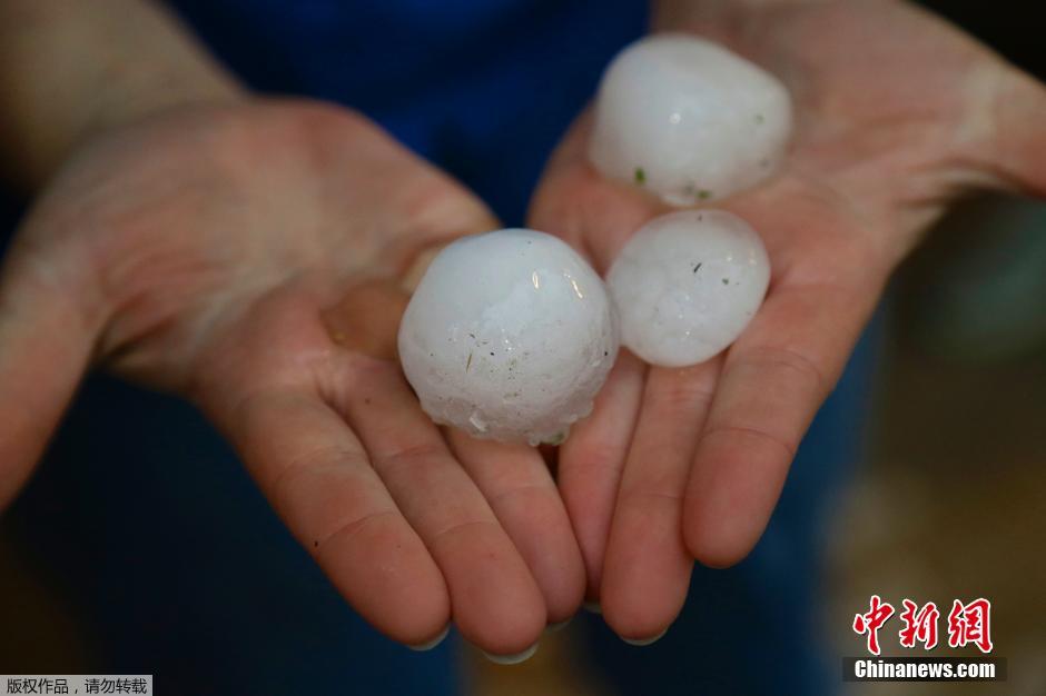 美國(guó)中西部遭冰雹襲擊 美國(guó)中西部遭冰雹襲擊