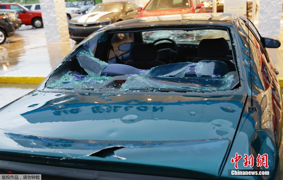 美國(guó)中西部遭冰雹襲擊 美國(guó)中西部遭冰雹襲擊