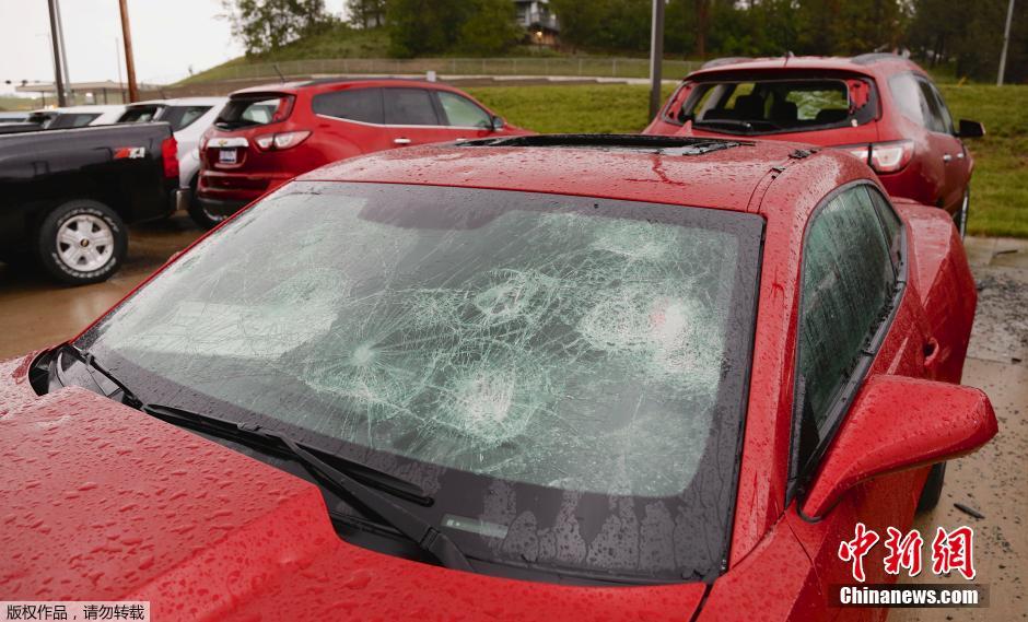 美國(guó)中西部遭冰雹襲擊 美國(guó)中西部遭冰雹襲擊