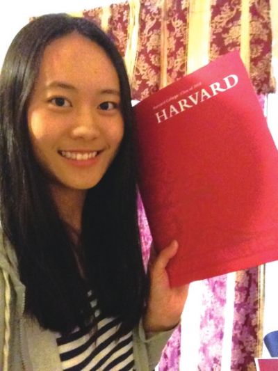 一米七二的身高，小麥色的皮膚，長發(fā)近乎及腰，灰色的連衣裙，當“美范兒”十足的張媛琦出現(xiàn)在記者面前時，記者很難想象如此成熟的她才只有19歲。