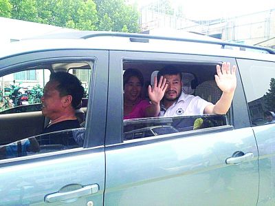 孫正龍和妻子、家人，揮手和醫(yī)護(hù)人員告別。張凌飛