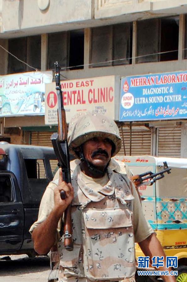 6月10日，在巴基斯坦南部城市卡拉奇真納國際機場附近，安全人員在街頭警戒。