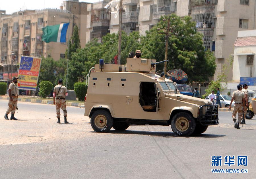 6月10日，在巴基斯坦南部城市卡拉奇真納國際機場附近，安全人員在街頭警戒。