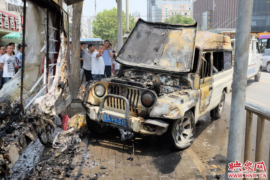 火災(zāi)撲滅后，交警部門將車進(jìn)行拖離。