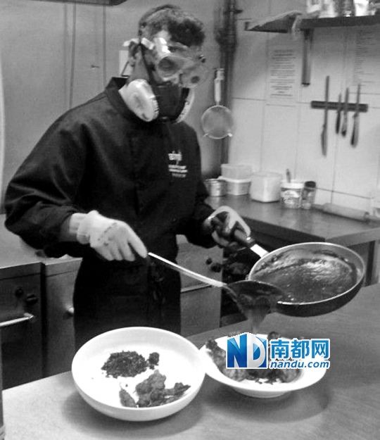 廚師在烹制最辣雞腿醬時(shí)要戴“防辣”面罩。