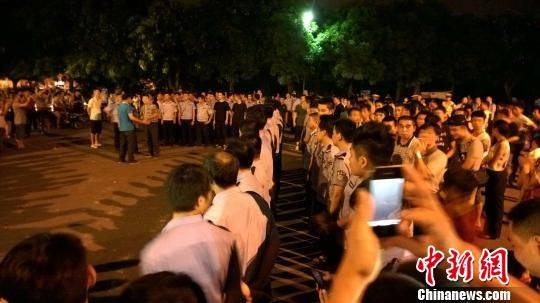 大批警力集中撤離現(xiàn)場(chǎng)。 王剛 攝