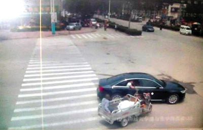 23日中午，陳母被突然噴毒。新京報(bào)記者 王瑞鋒 攝