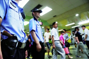 地鐵內(nèi),攜槍巡邏。