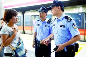 地鐵內(nèi),遇到群眾求助。