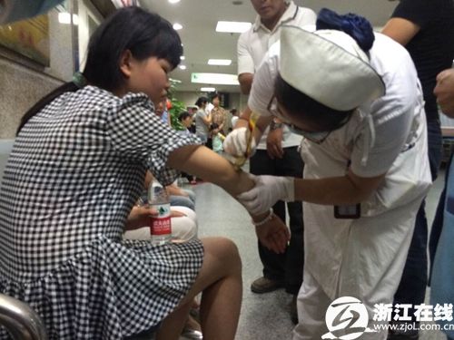 傷員在接受救治 傷員在接受救治