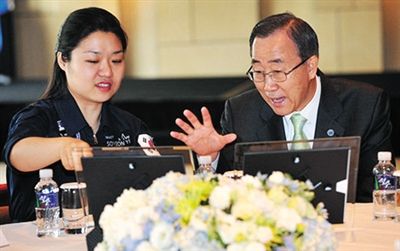 2008年7月，聯(lián)合國(guó)秘書長(zhǎng)回到韓國(guó)時(shí)，特意會(huì)見(jiàn)李炤燕。