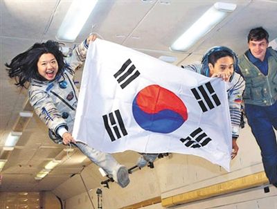 　2007年9月10日，李炤燕（左）在俄羅斯首都莫斯科接受零重力飛行訓(xùn)練。