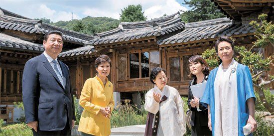 照片中左起分別是習(xí)近平、樸槿惠、家具博物館館長(zhǎng)鄭美淑(音)、隨同翻譯、彭麗媛。