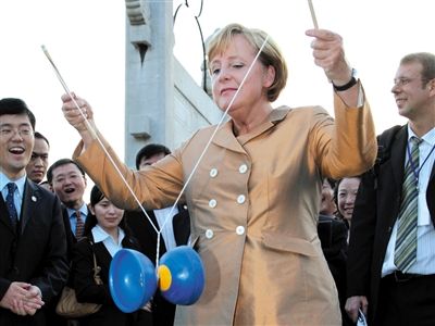 2007年8月27日，北京，默克爾正在玩扯鈴。